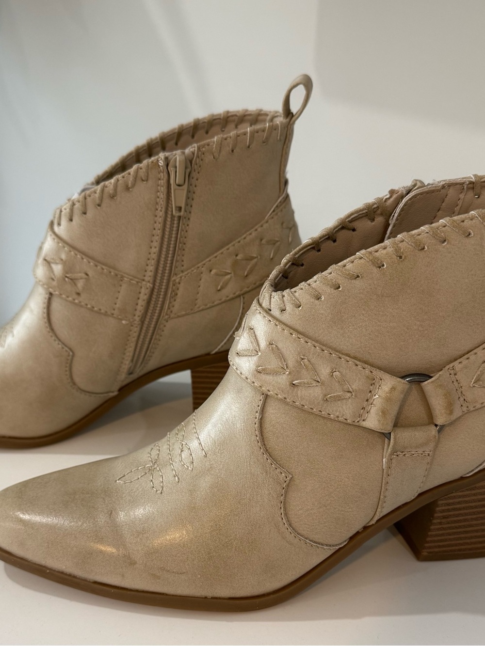 Frye and Co. Beige Western Ankle Boots Size 7.5 PRISTINE COND